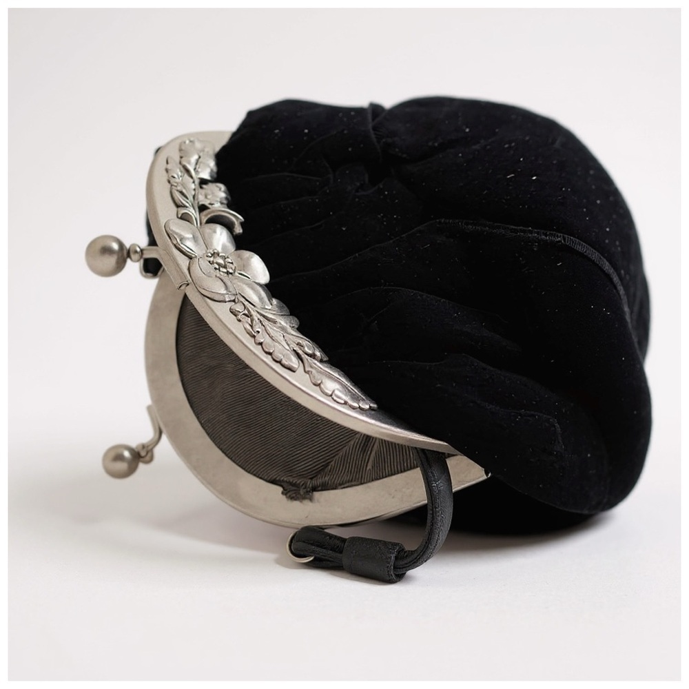 Etra Vintage Black Velvet Hand Bag w/ Ornamental Silver Pull-Tab Closure - Picture 4 of 10